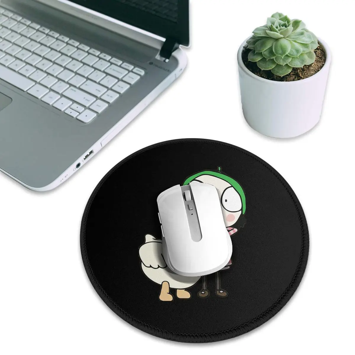 サラとアヒルが楽しんでいるラウンドマウスパッドコンピューター - Gaming Accessories To Have のレビューと価格